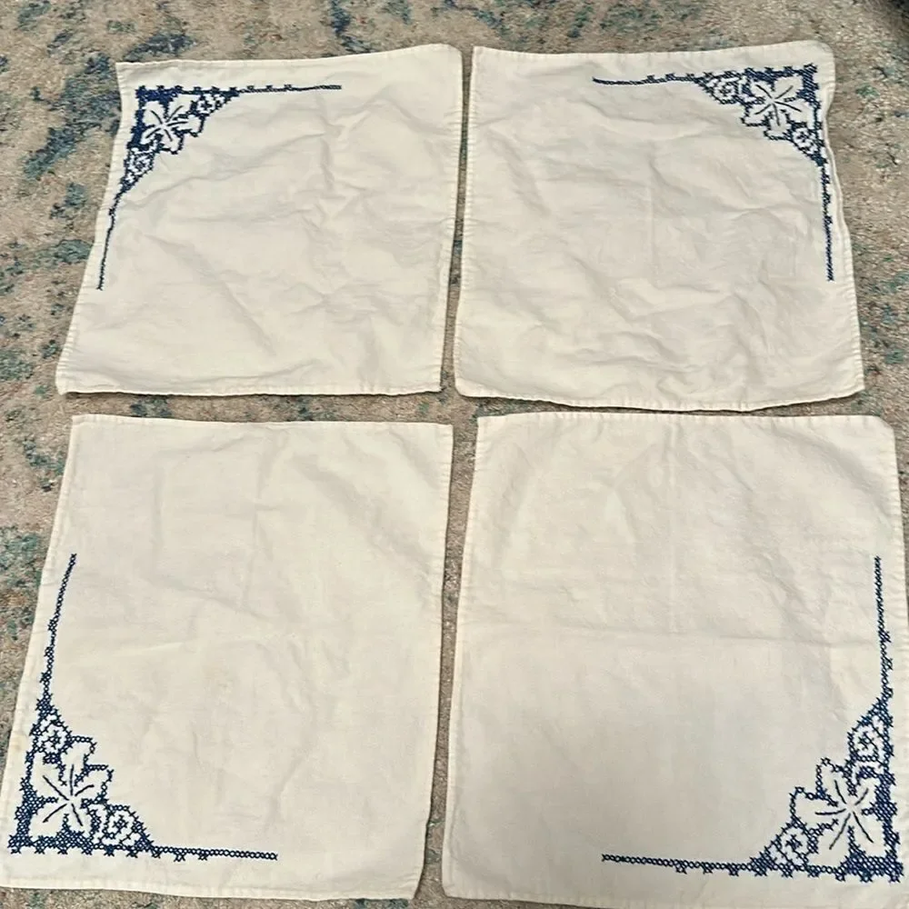 Vintage Embroidered Table Linens (napkins) Lot of 4